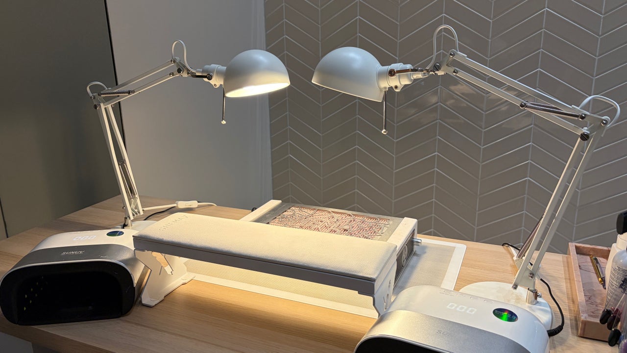 Close-up van de nageltafel: bureaulampen, ledlampen en warm licht onder het blad