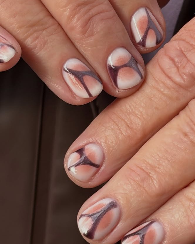 Korte nagels met een marmer-swirl in nude en bruin